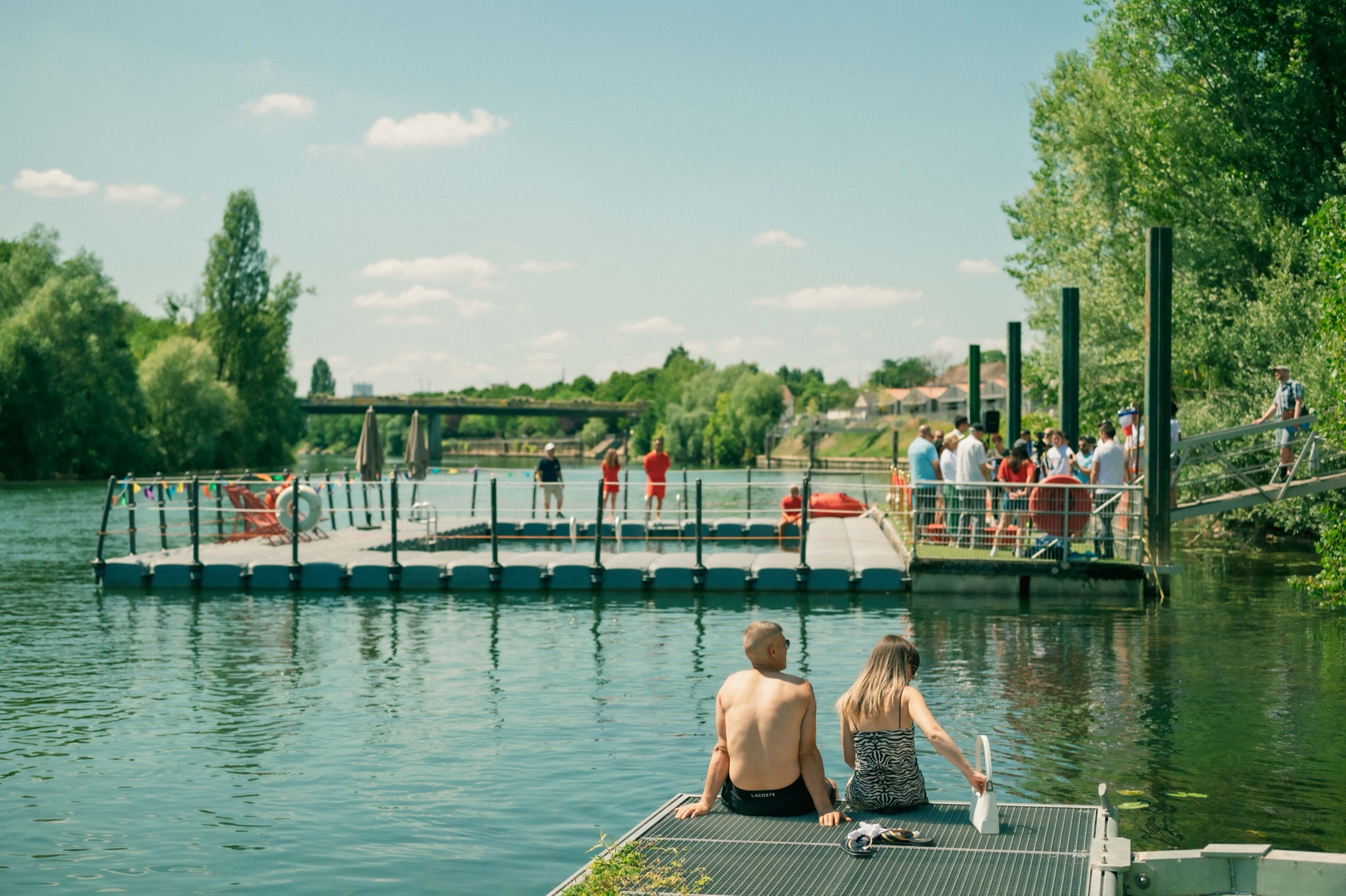 La zone de baignade aménagée sur la Marne à Neuilly-sur-Marne, avec son bassin flottant et ses maîtres-nageurs.